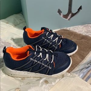 Carter’s Boys Size 9 pull on tennis shoes
